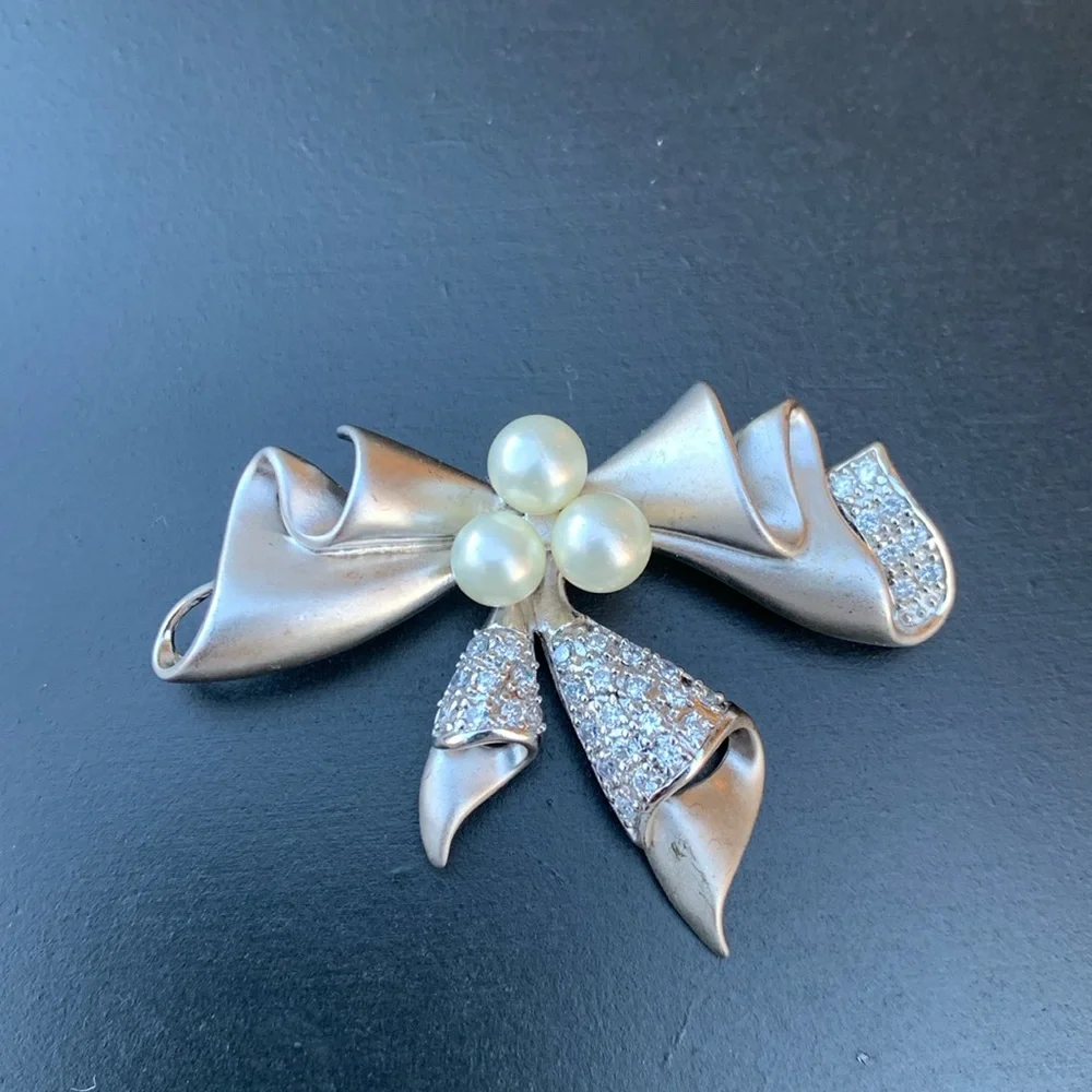 Sterling Silver & Pearls & Diamonds Brooch - Picture 2 of 5